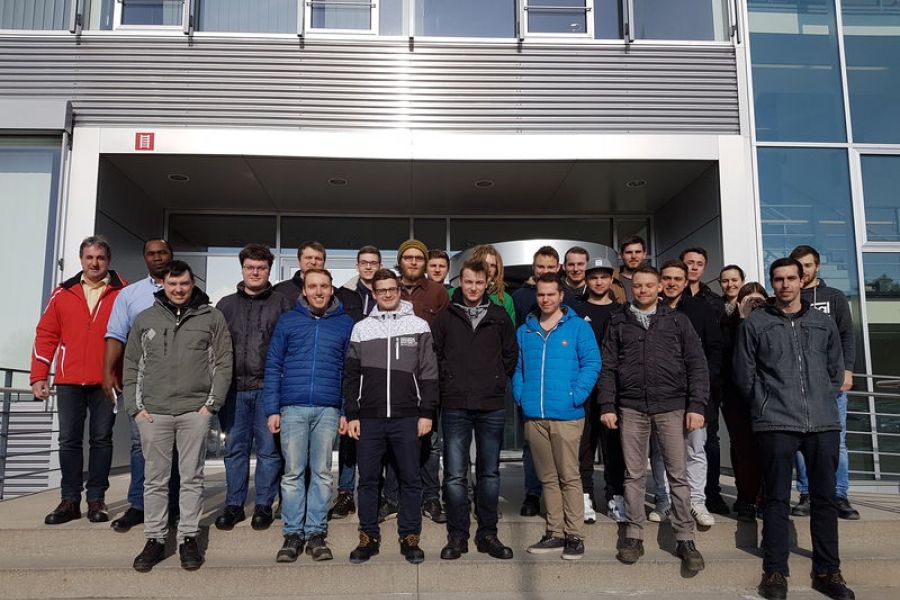 Maschinenbautechniker im Werkstofflabor bei Continental Roding